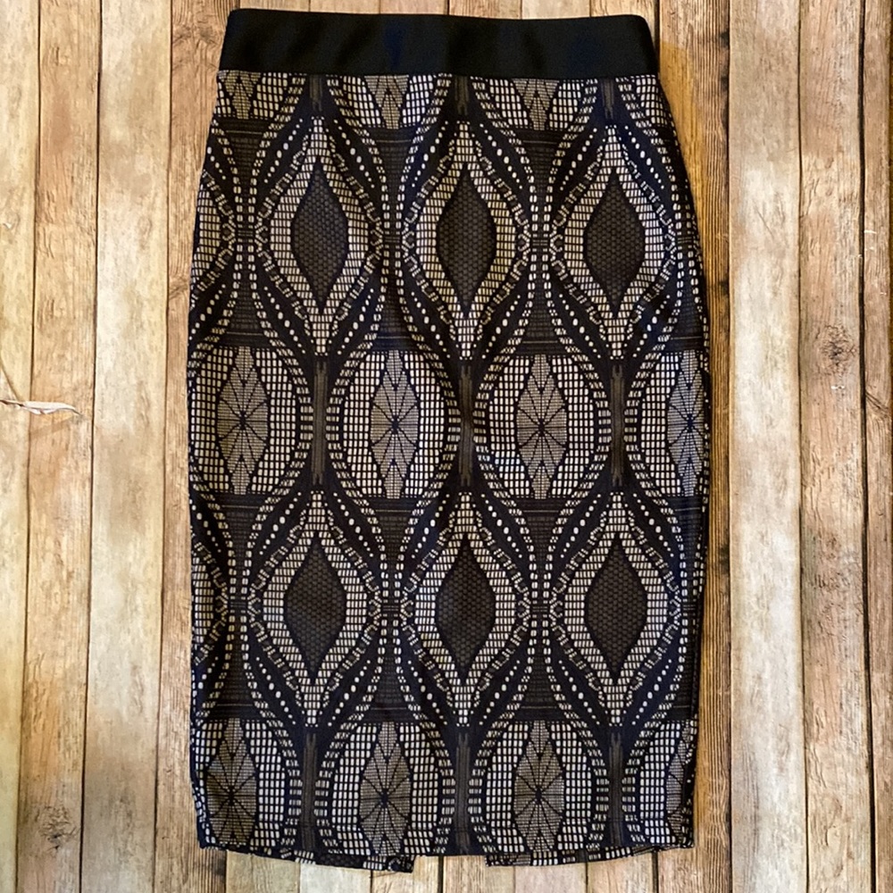 NWT Maurices black geometric lace lined long pencil M skirt zip/hook, 8” slit
